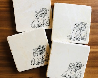 Op de afbeelding: Set van vier witte vierkante onderzetters met zwarte lijntekeningen van twee Schotse Terriërs op elke onderzetter.