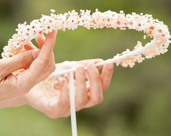 Tiara de margaritas blancas y rosas diadema de flores de boda corona de novia rosa blanca corona de mini margaritas diadema flores secas