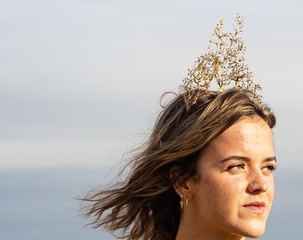 Diadema dorada para novia diseñada con raspones de la uva preservados