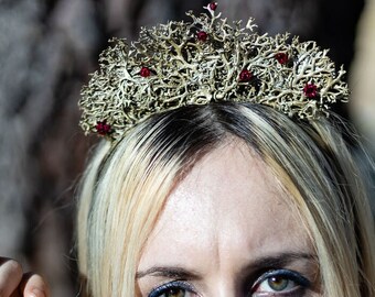 Golden headband with lichen flowers and garnet daisies