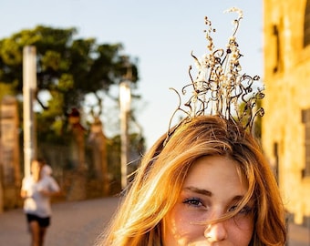 Inari. Diadema dorada para novia diseñada con sarmientos de la uva preservados