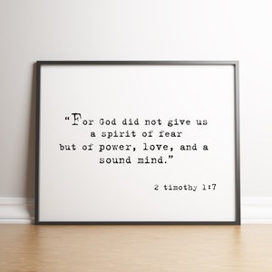 Pu&ograve; includere: Una stampa incorniciata con bordo nero e sfondo bianco. Il testo recita: "Dio infatti non ci ha dato uno spirito di timidezza, ma di forza, di amore e di saggezza." Il riferimento biblico "2 timoteo 1:7" &egrave; sotto.