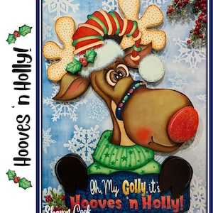 Può includere: Una renna di Natale fantasiosa con un cappello a righe rosso e verde, un maglione verde con stelle e un naso rosso. La renna tiene un cartello che dice "Oh My Golly it's Hooves 'n Holly!" con uno sfondo blu e fiocchi di neve bianchi. Lo sfondo è un motivo di fiocchi di neve blu e bianco.