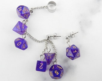Royal Purple Borealis Polyhedral D20 Mini Dice Ear Cuff Chain | Geek esthetische oorbellen | DnD-sieraden | Oorklimmer | Vreemde oorbellen