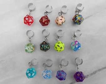 D20 Mini Dice Ear Cuff / Pendientes Geek / Joyería DnD / Regalo para ella / Sin perforación / Pendientes funky / Hipoalergénico