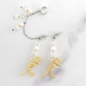 Manguito de oreja encadenado con esqueleto de dinosaurio dorado y blanco / Pendientes geek / Sin perforación de cartílago / Manguito de oreja estético divertido / Pendientes funky