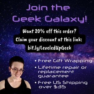 Op de afbeelding: Een vrouw met een bril glimlacht naar de camera. De tekst "Join the Geek Galaxy!" is in paarse tekst met een sterrenhemel als achtergrond. De tekst "Want 20% off this order? Claim your discount at this link: bit.ly/LeveledUpGeek" is ook in paarse tekst. Onder de tekst staan drie opsommingstekens: "Free Gift Wrapping", "Lifetime repair or replacement guarantee", en "Free US Shipping over $35".