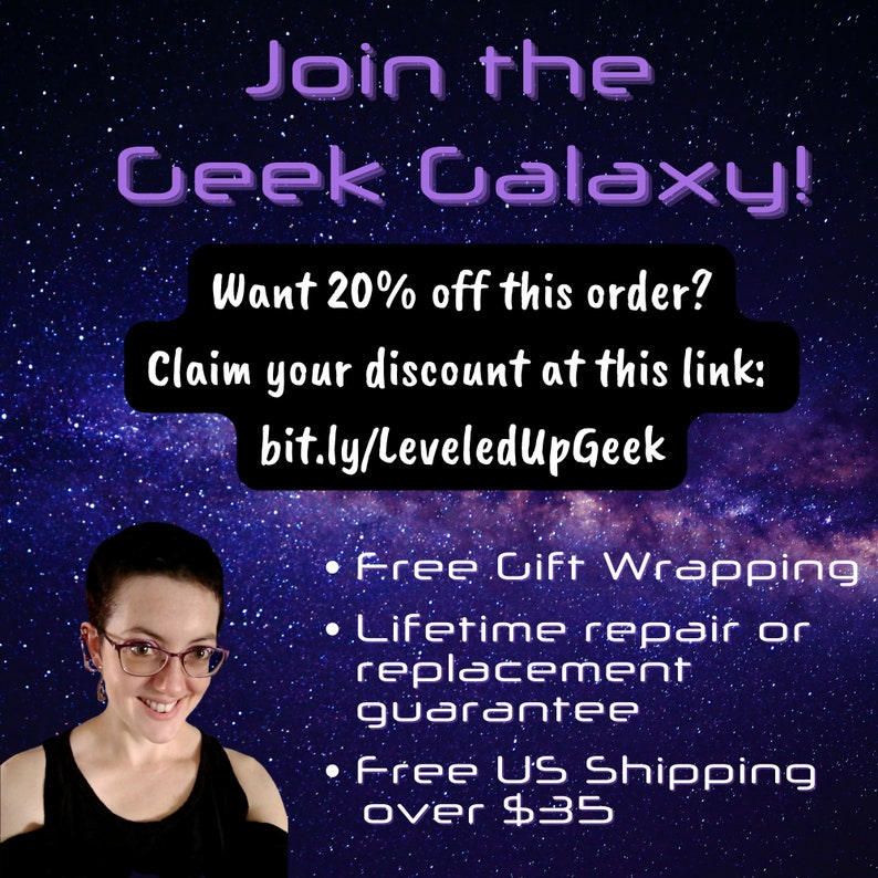 Op de afbeelding: Een vrouw met een bril glimlacht naar de camera. De tekst "Join the Geek Galaxy!" is in paarse tekst met een sterrenhemel als achtergrond. De tekst "Want 20% off this order? Claim your discount at this link: bit.ly/LeveledUpGeek" is ook in paarse tekst. Onder de tekst staan drie opsommingstekens: "Free Gift Wrapping", "Lifetime repair or replacement guarantee", en "Free US Shipping over $35".