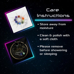 Op de afbeelding: Een set kleurrijke dobbelstenen haarclips met instructies voor de verzorging ervan. De instructies omvatten het opbergen op een droge plaats, het reinigen en polijsten met een zachte doek en het verwijderen voor het douchen of slapen.