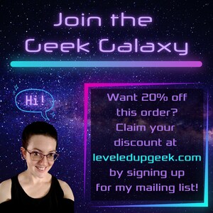 Op de afbeelding: Een vrouw glimlacht en zwaait voor een galaxie achtergrond met de tekst "Join the Geek Galaxy". Een roze en paarse doos met de tekst "Want 20% off this order? Claim your discount at leveledupgeek.com by signing up for my mailing list!"