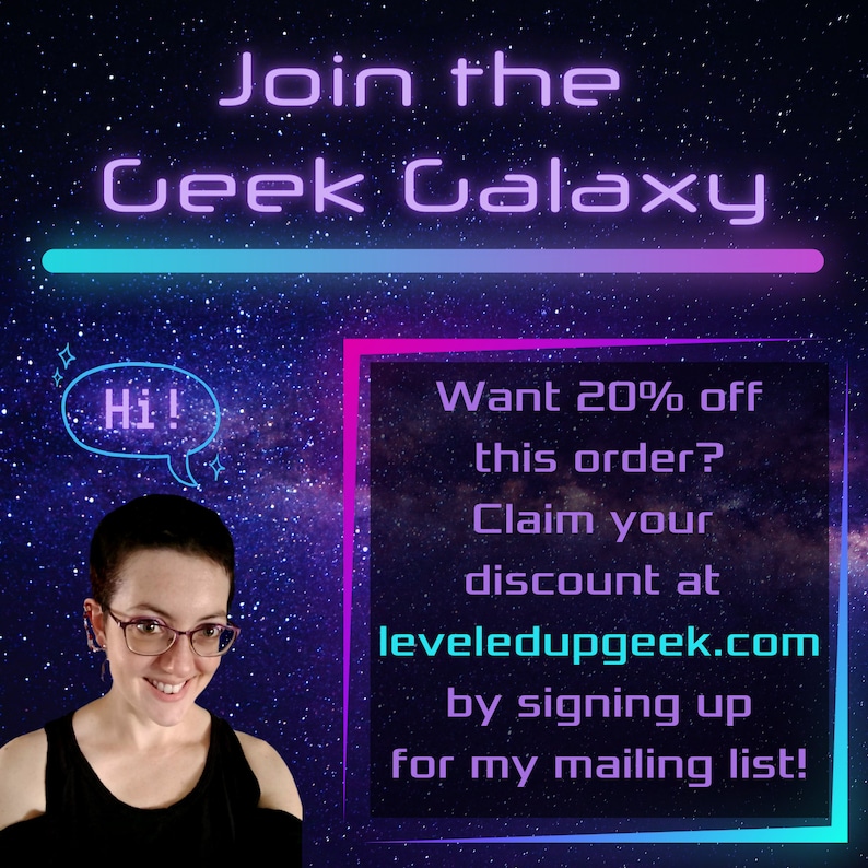 Op de afbeelding: Een vrouw glimlacht en zwaait voor een galaxie achtergrond met de tekst "Join the Geek Galaxy". Een roze en paarse doos met de tekst "Want 20% off this order? Claim your discount at leveledupgeek.com by signing up for my mailing list!"