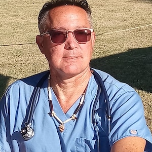 Collana con punta di freccia personalizzata e macchiata, realizzata in nativi americani, perline di pipa, piume, Tennessee Melungeon, medicina personale personalizzata tribale indiana d&#39;America