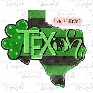 Könnte beinhalten: Ein grünes Kleeblatt mit weißen Punkten ist auf einen schwarz-grünen gestreiften Umriss des Bundesstaates Texas gelegt. Das Wort "Texas" ist in grüner Kursivschrift über die Streifen geschrieben. Der Text "Hand Lettered" ist in Rosa über dem Umriss des Bundesstaates geschrieben.