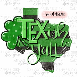 Könnte beinhalten: Ein grün-schwarzes Design in Form von Texas mit einem Kleeblatt und dem Text "Texish y'all" in einer grün-weiß gestreiften Schrift. Das Design ist handgezeichnet.