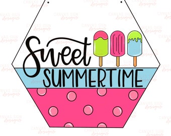 Op de afbeelding: Een zeshoekige deurhanger sjabloon met de tekst "Sweet Summertime" in zwarte letters. Het ontwerp bevat drie ijslolly's met roze, groene en blauwe druipende glazuur. De onderste helft van de deurhanger is roze met witte stippen.
