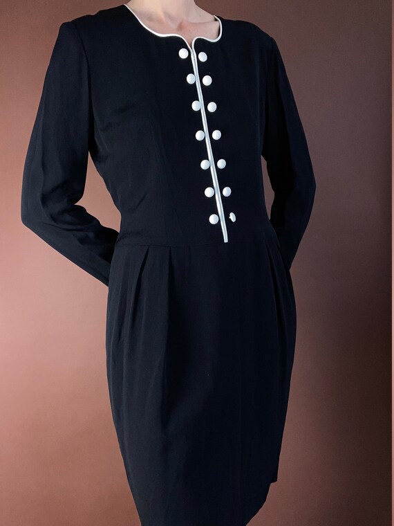 vintage black and white long sleeved shift dress … - image 4