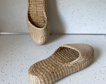 Vintage woven straw platform mules size US 7 (women’s)