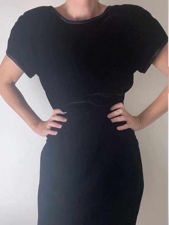 vintage black velvet short sleeved evening dress - image 2