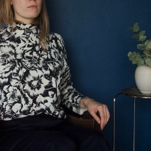 vintage botanical print knit turtleneck / black and white painterly silk top / xl
