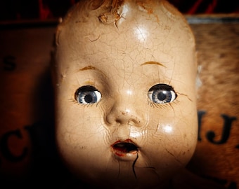 Muñeca bebé vintage agrietada: ojos de cristal inquietantes, rarezas y curiosidades