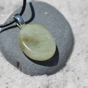 Jade Palm Stone en un collar de cordón de cuero