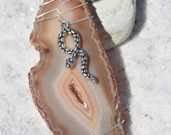 Ornement tranche Agate fait à la main personnalisé avec Charm serpent en argent - choisissez votre couleur de tranche d’Agate : - Aqua, Rose, violet, bleu ou naturel