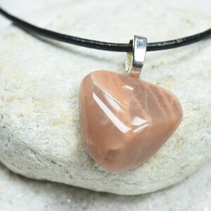 Benutzerdefinierte getrommelt Pfirsich Mondstein Anhänger und Halskette - wählen Sie Sterling Silber Kette oder Leder schnur - Menge von 1