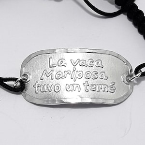Bracelet en aluminium du Venezuela avec Simon Diaz "La vaca mariposa tuvo un terne". Texte personnalisé au dos.