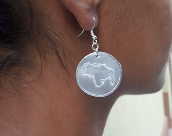 Earrings round with the map of Venezuela, made of aluminum and custom text on the back.