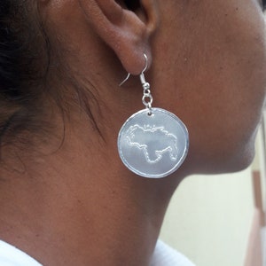 Boucles d'oreilles rondes avec la carte du Venezuela, en aluminium et texte personnalisé au dos.