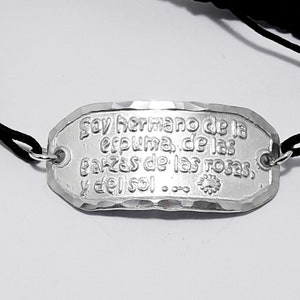 Bracelet en aluminium du Venezuela avec  Alma llanera "Soy hermano de la espuma, de las garzas de las rosas ...". Texte personnalisé au dos.