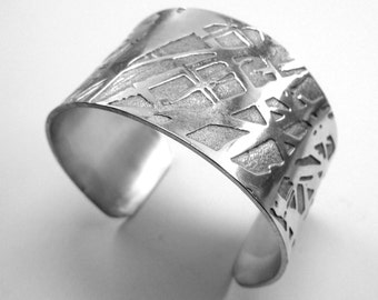 Open cuff bracelet, aluminum chemically etched and hand-forged, with polished finish. Personalized text