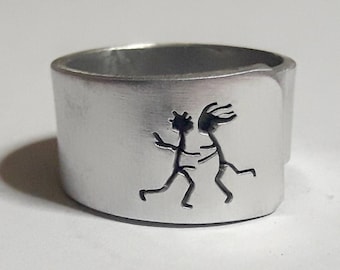 Personalized text. Open aluminum band ring with: Man and woman kiss.