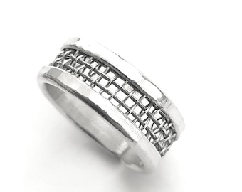 Anillo de aluminio con ventana de malla de acero adentro, y texto personalizado.