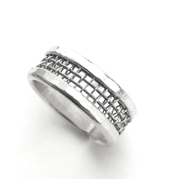 Bague en aluminium avec fenêtre en maille d'acier à l'intérieur et texte personnalisé.