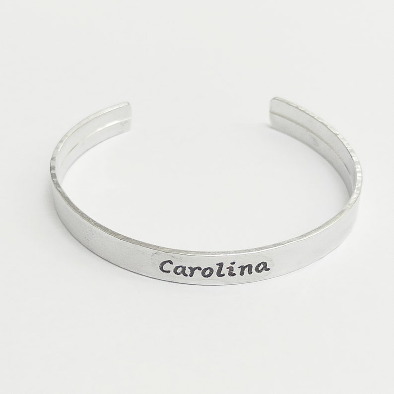 Hartes und offenes Armband, Kopfhörertyp, 8 mm breit, handgraviertes Aluminium mit individueller Schrift Bild 4