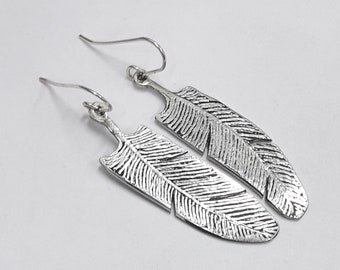With silver hook and personalized text. Aluminum earrings in the shape of a feather