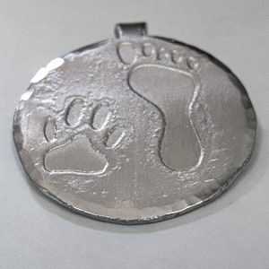Aluminum pendant medal with a dog paw print and human footprint, with personalized text on the back. image 6