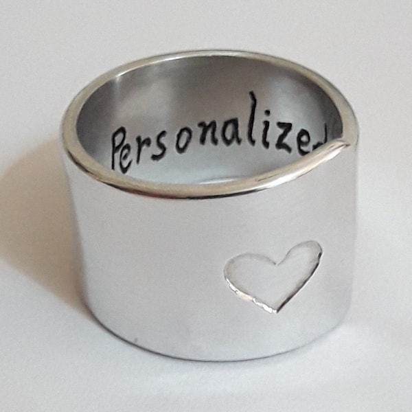 Bague en aluminium ouverte avec cœur gravé, finition brillante, avec texte personnalisé interne. Cadeau fête des mères, cadeau pour maman.