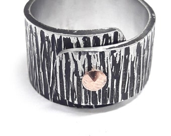 With personalized text, band aluminum ring, riveted with copper and with wood texture.