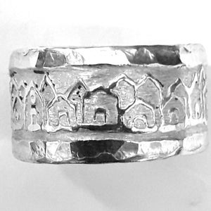 Aluminum ring band, with texture of houses, hammered edge and personalized text