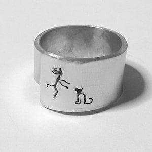 Personalized text. Open aluminum band ring with she hugs her cat.