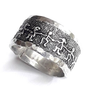 Aluminum ring band, with design of people, friendship and community, hammered edge and personalized text
