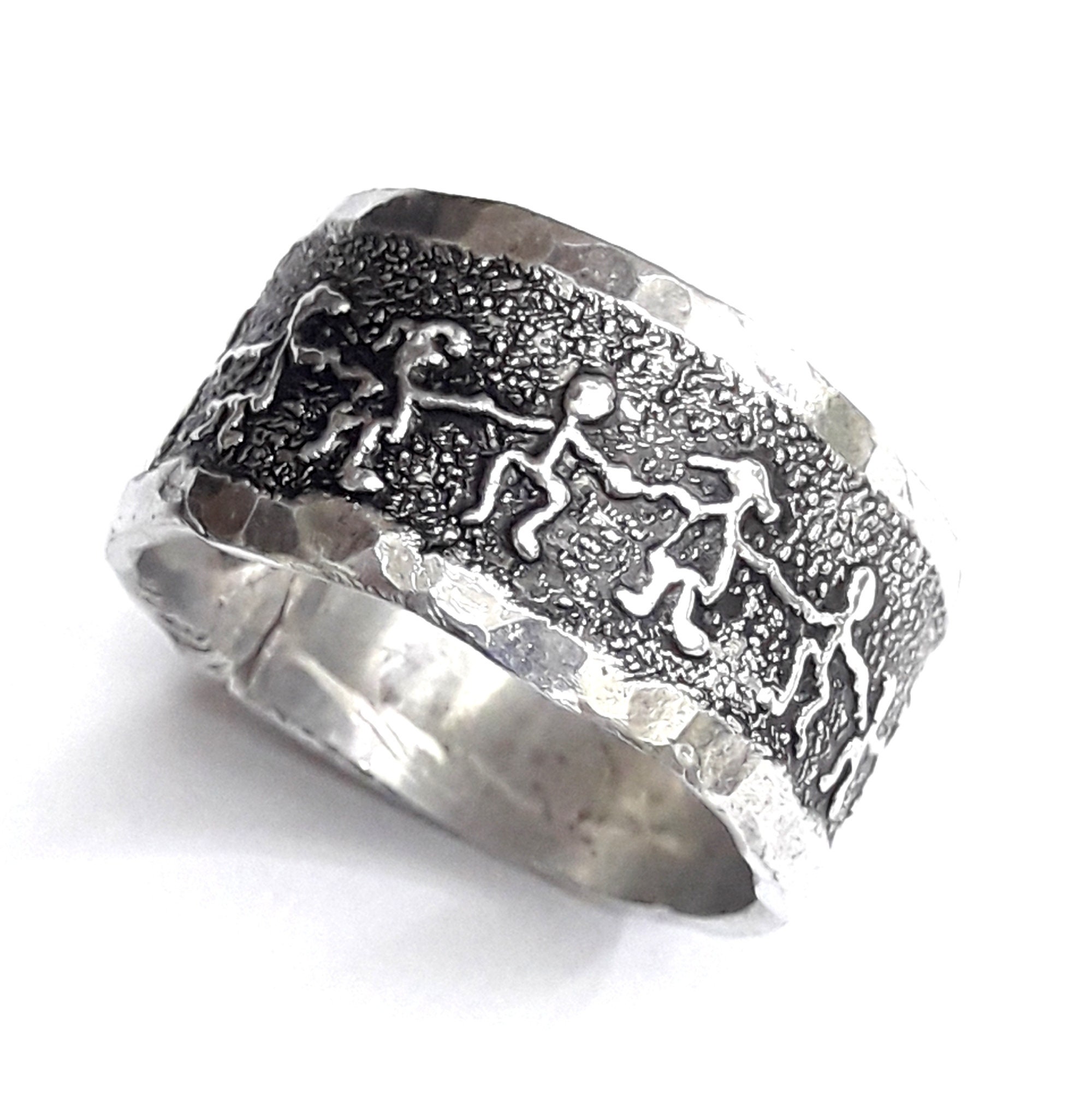 Aluminum ring band, with design of people, friendship and community, hammered edge and personalized text