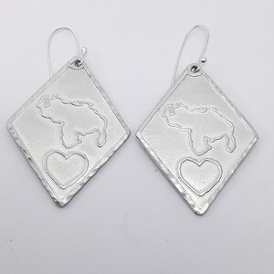 Boucles d'oreilles en aluminium en forme de losange avec carte du Venezuela et le coeur. Avec texte personnalisé au dos.