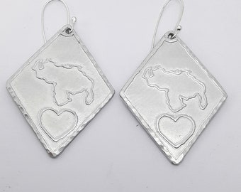 Rhombus-shaped aluminum earrings with map of Venezuela and heart. With custom text on the back.