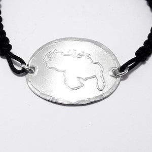 Bracelet avec carte du Venezuela en aluminium. Texte personnalisé au dos.