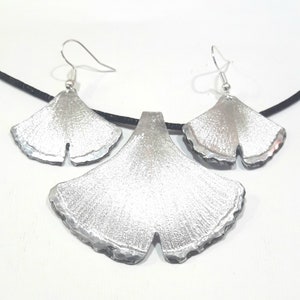 Set of Ginkgo Biloba earrings and pendant in forged and engraved aluminum.