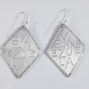 Boucles d'oreilles en aluminium en forme de losange avec le texte Venezuela. Avec texte personnalisé au dos.
