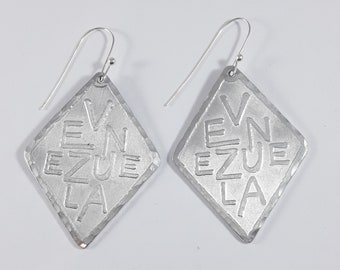 Rhombus-shaped aluminum earrings with the text Venezuela. With custom text on the back.